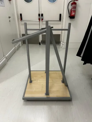 Cruz metálica exibidora de ropa