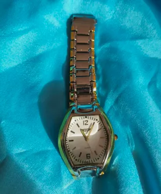 Reloj de pulsera dorado y plateado