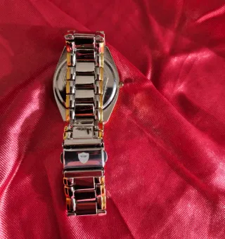 Reloj de pulsera dorado y plateado