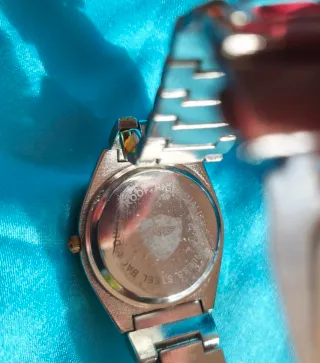 Reloj de pulsera dorado y plateado