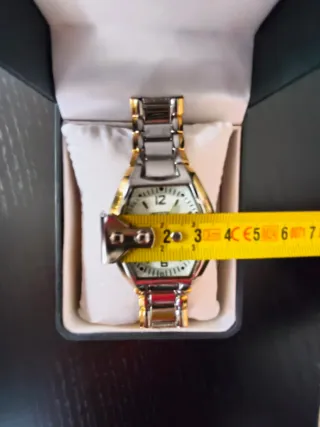 Reloj de pulsera dorado y plateado