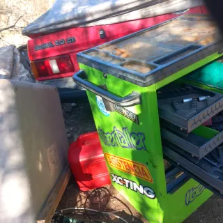 Carro de herramientas mecánico verde