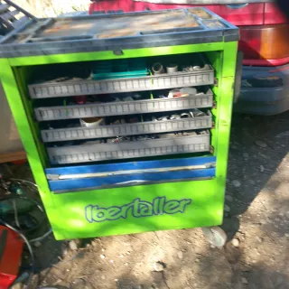 Carro de herramientas mecánico verde