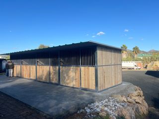 Box para caballos de madera y metal