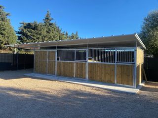 Box para caballos de madera y metal
