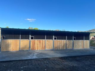 Box para caballos de madera y metal