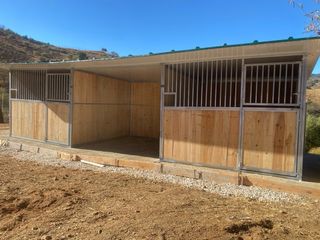 Box para caballos de madera y metal