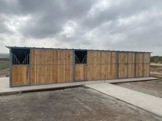 Box para caballos de madera y metal