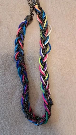 Collar trenzado multicolor y plateado