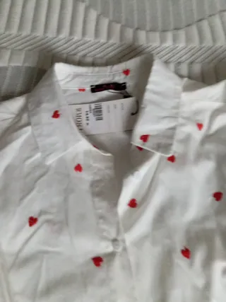 Camisa blanca mujer manga larga corazones rojos
