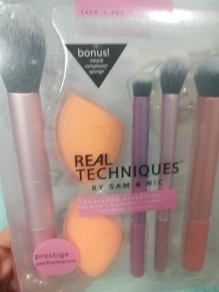Lote 5 brochas y 2 esponjas Real Techniques
