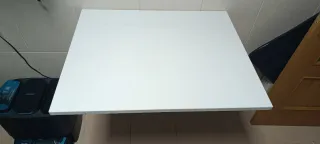 Mesa plegable de madera blanca