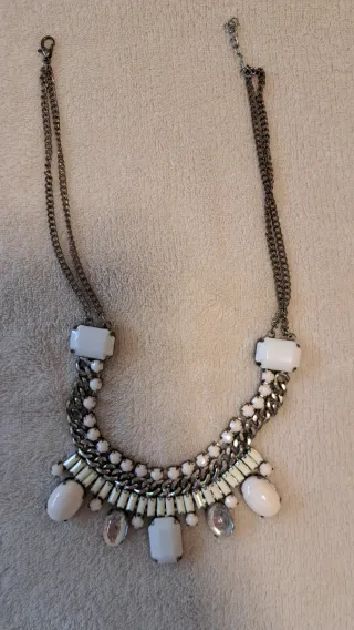 Collar plateado con piedras blancas