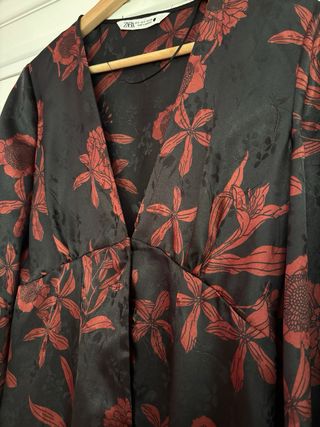 Vestido Zara floral negro y rojo Talla S