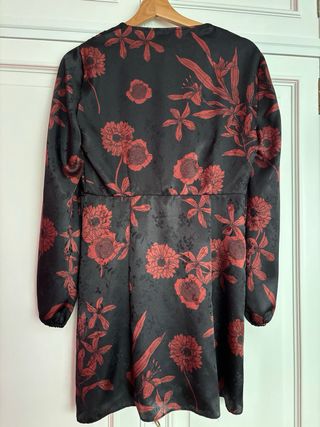 Vestido Zara floral negro y rojo Talla S