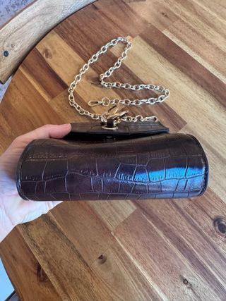 Bolso Marypaz marrón con cadena dorada