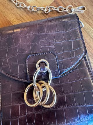 Bolso Marypaz marrón con cadena dorada