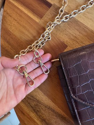 Bolso Marypaz marrón con cadena dorada