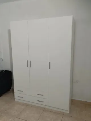 Armario blanco de madera