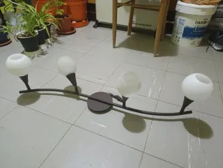 Lámpara de techo de metal y cristal