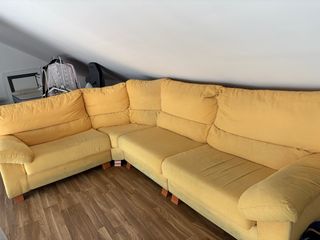 Sofá modular amarillo de tela