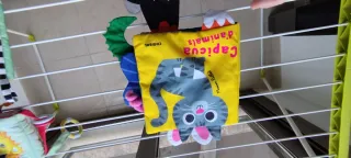 Lote de libros de tela sensoriales para bebes.