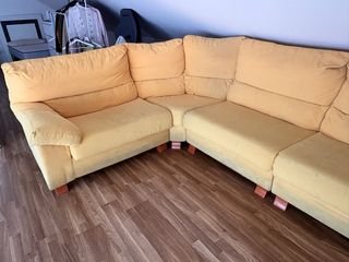 Sofá esquinero amarillo de tela