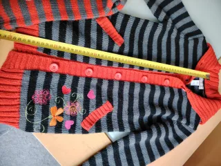 Cárdigan y bufanda a rayas