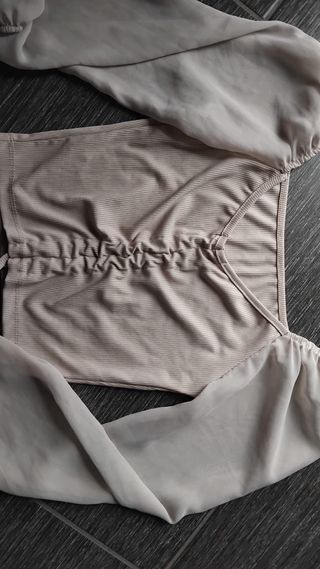 Top panna con scollo a barca e maniche a sbuffo