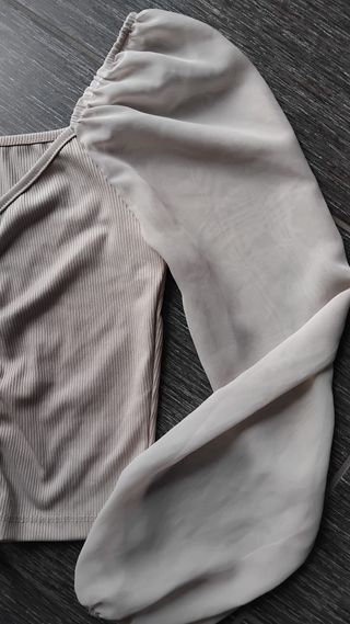 Top panna con scollo a barca e maniche a sbuffo