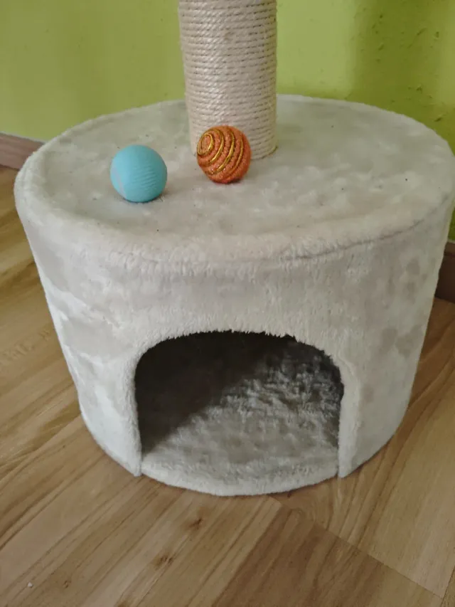 Gimnasio para gatos con poste rascador