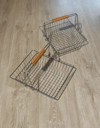 Lote 2 cestas metálicas con asa de madera