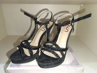 Zapatos de tacón UNQ negros con pedrería