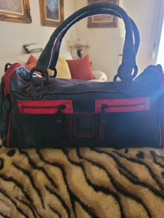 Bolso de piel negro y rojo