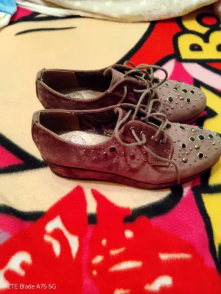 Zapatos marrones con tachuelas