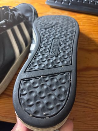 Zapatillas Adidas Negras y Blancas