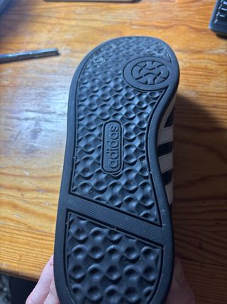 Zapatillas Adidas Negras y Blancas