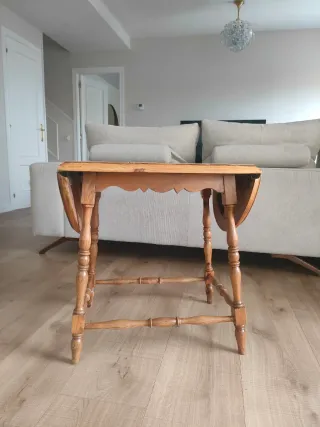 Mesa auxiliar alas antigua Henning kjaernulf