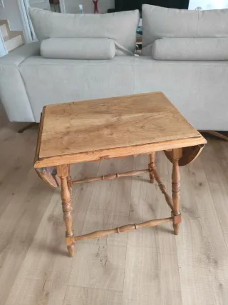 Mesa auxiliar alas antigua Henning kjaernulf