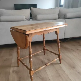 Mesa auxiliar alas antigua Henning kjaernulf