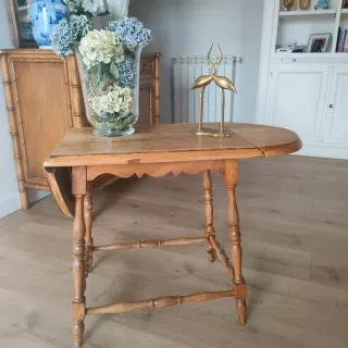 Mesa auxiliar alas antigua Henning kjaernulf