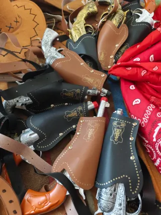 Lote Vaquero: Sombreros, Pistolas y Pañuelos