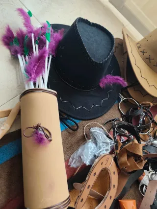 Lote Vaquero: Sombreros, Pistolas y Pañuelos