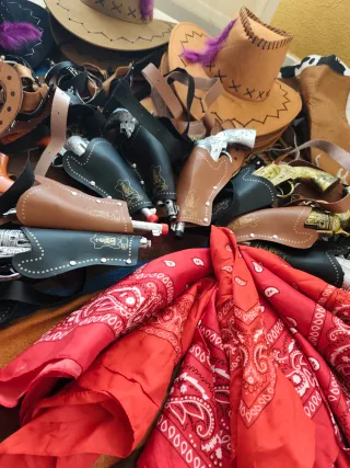 Lote Vaquero: Sombreros, Pistolas y Pañuelos