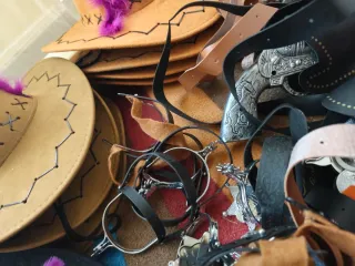 Lote Vaquero: Sombreros, Pistolas y Pañuelos