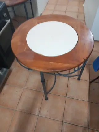 2 Mesa redonda forja y madera 40eu las dos