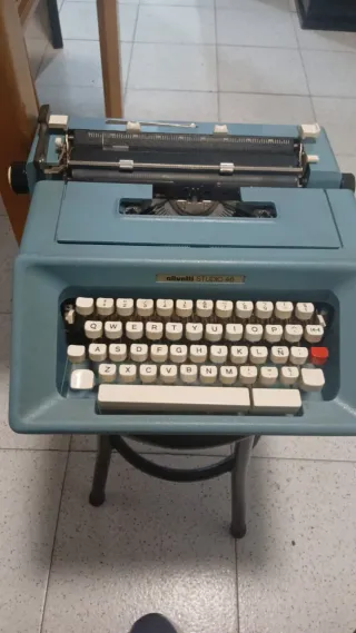 Máquina de escribir antigua con caja