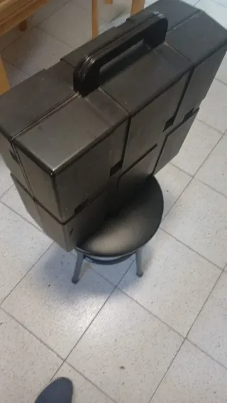 Máquina de escribir antigua con caja