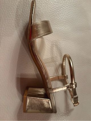 Sandalias doradas tacón Marypaz