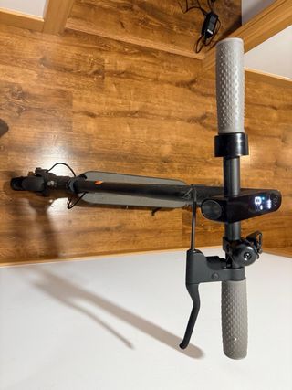 Patinete eléctrico gris